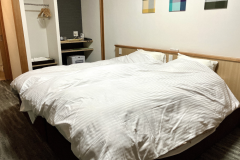 露天風呂付きのダブルベッドです。添い寝のお子様もご宿泊できます。