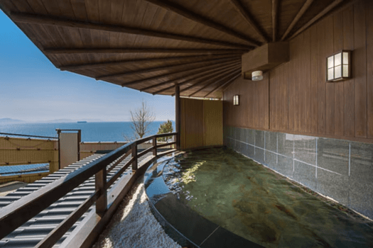 露天風呂「天祥の湯」露天風呂から三河湾を一望できます。朝日を浴びながら、遠く夜の灯りを眺めながら、ゆったりと流れる時をお愉しみください。