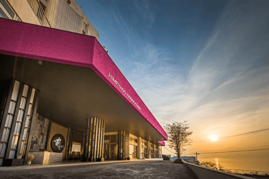 花かざしの外観。高台に旅館がありお部屋からの景色も自慢です。