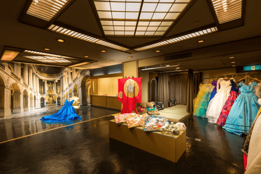 【写真館】お好みのドレスを纏ってステージに立てば、そこは宮殿の中。