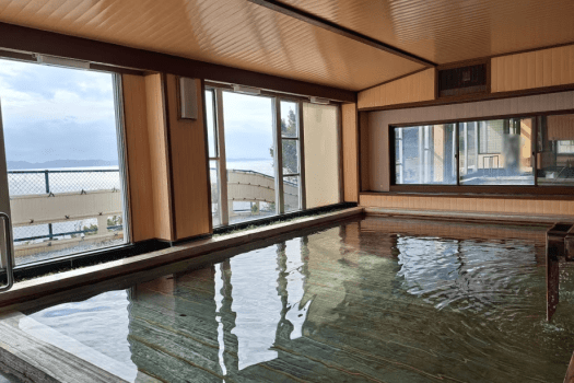 大浴場「総檜風呂」開放感溢れる総檜造りの大浴場。広い浴場は開放感満点。