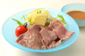 ご夕食◆先付｜牛肉冷しゃぶ サラダ仕立て 胡麻ぽん酢添え