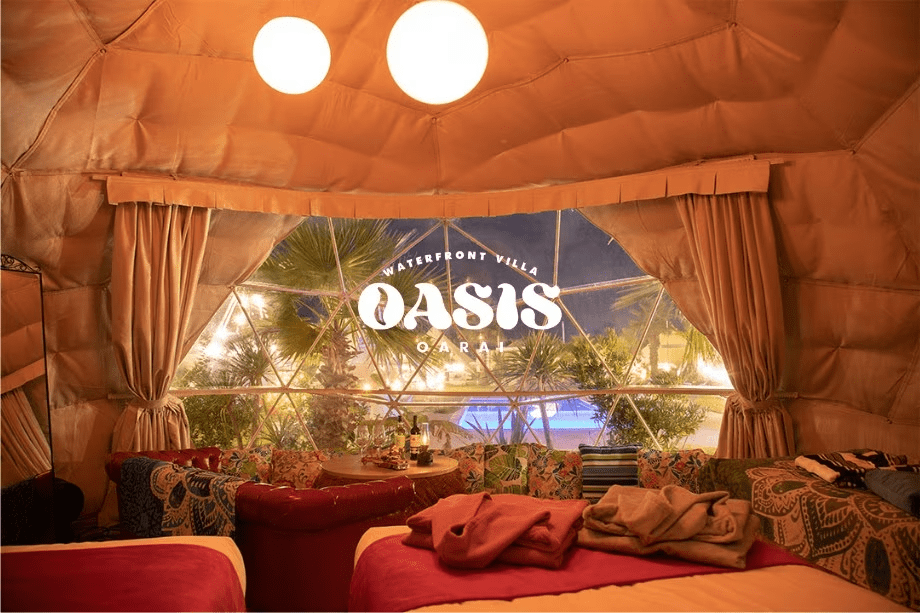 【人気No.1 ラグジュアリープラン】ホテルの快適さとキャンプの醍醐味を。焚火テラスで楽しむ「豪華ステーキ＆海鮮＆地元野菜」の冬旅。ベッドもアメニティも完備。プールの見える部屋でリゾート気分を満喫！