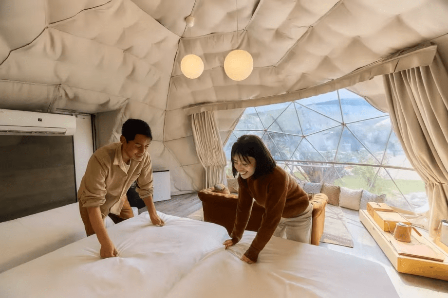 【セルフベッドメイキングでお得！カスタムチョイスプラン】 ベッドメイキングのみセルフで、食事や貸切SPA等のオプションを自由に組み合わせらます。家族・グループ向けのプラン。プールの見える部屋でリゾート気分を満喫！