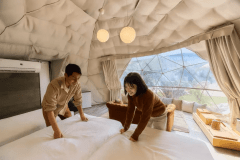 【セルフベッドメイキングでお得！カスタムチョイスプラン】 ベッドメイキングのみセルフで、食事や貸切SPA等のオプションを自由に組み合わせらます。家族・グループ向けのプラン。プールの見える部屋でリゾート気分を満喫！