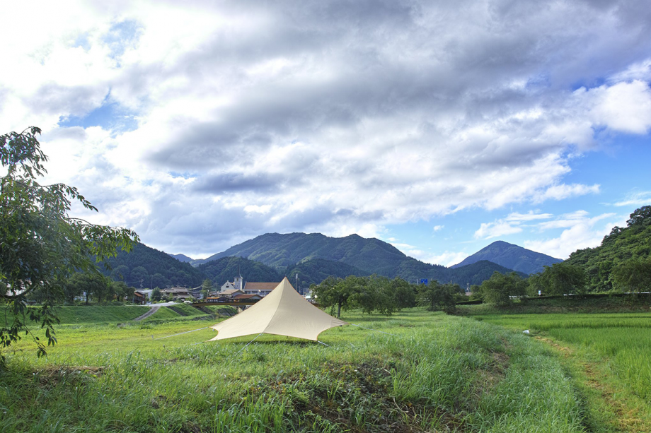 ひろい空の下に、里山の原風景が広がっています。
タープの下で、リラックス。
