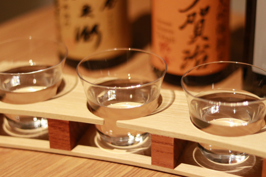 当館おすすめ「日本酒三種飲み比べ」。季節限定のものも定期的に仕入れています。