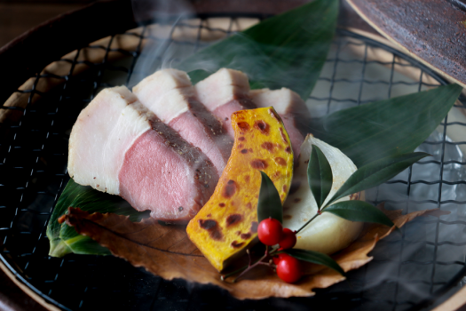 当館のメイン料理「猪燻し焼き」。地元の猟師さんが丁寧に処理をしてくださっているお肉は臭みなく、ジューシーな美味しさがたまりません。
※苦手な場合、他のお肉や食材への変更をいたしますのでお申し付けください