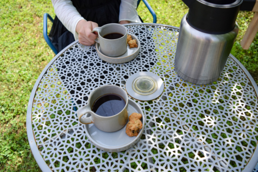 木漏れ日の中、おやつタイム。お飲み物(セレクト可)＋茶菓子がついてきます。
※写真はイメージです