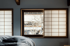 「山並みを望む部屋」。おこもりに最適。窓が額縁のように景色を切り取ってくれる、魅力的なお部屋です。こちらは桜との距離が近いです。