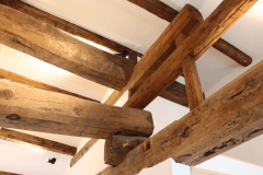 家を約110年間支え続けていた梁や柱をそのまま残し、リノベーションを行いました。当時の面影があらゆるところで見られます。