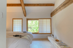 「山並みを望む部屋」。おこもりに最適。窓が額縁のように景色を切り取ってくれる、魅力的なお部屋です。こちらは桜との距離が近いです。