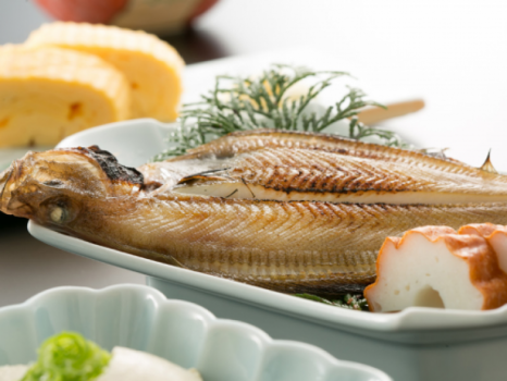 干物:日本海で獲れた旬の魚の干物(写真はカレイ)!ジューシーな味わいでご飯も進みます。 干物:日本海で獲れた旬の魚の干物(写真はカレイ)!ジューシーな味わいでご飯も進みます。