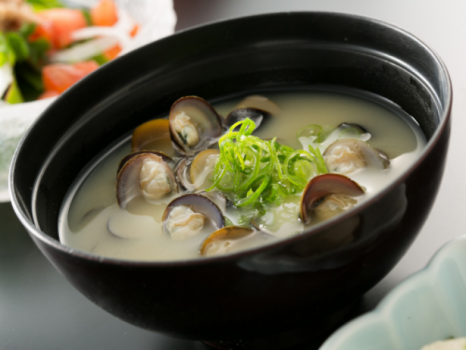 味噌汁：宍道湖産のシジミなど魚介のダシの利いたホット一息つける自慢のお味噌汁です。