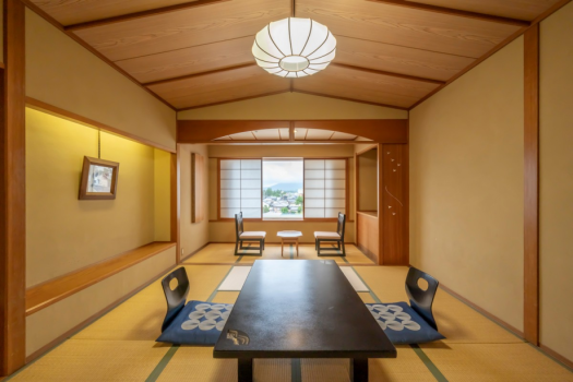 【純和風客室 南館8畳】お部屋からは中庭を眺めることができます。夜には幻想的なライトアップも。