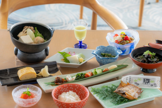 【朝食一例】温かいお味噌汁に季節の炊き合わせ、鰈の一夜干しなど純和風のご朝食です
