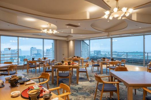 【バンケットホール大山】秀峰大山と日本海を一望できるホールでご朝食をお召し上がりいただけます