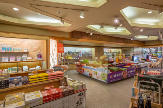 【売店おんがえし】山陰の名産品・銘菓を取り揃えております。旅の記念、お土産におすすめです。