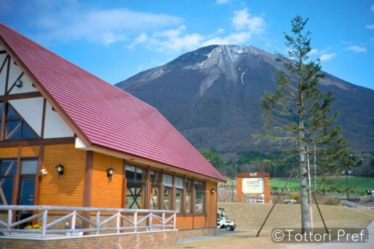 【大山まきばミルクの里】お車で約30分。自然豊かな牧場の中で、搾乳体験やアイス作り体験が楽しめます。