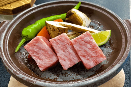香り高い松茸焼きにメインは鳥取県産和牛と、味はもちろん見た目にも季節を感じる会席料理