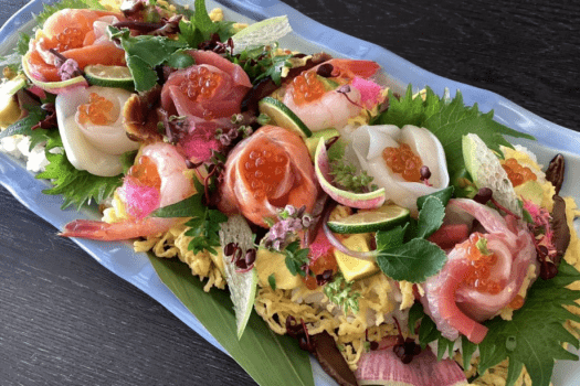 【春の四季会席】華やか海鮮チラシで心も踊る！お写真はたっぷり2～3人前です。