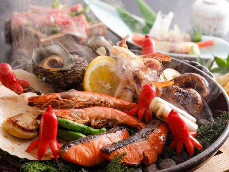 【宝楽焼き】海鮮からお子様が大好きなウインナーまで豊富な食材が詰まっています（画像は2名様盛り）