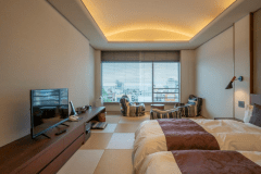 【ベッド付コンフォートルーム＜遊鶴＞】快適にお過ごしいただけるよう工夫を凝らした客室です