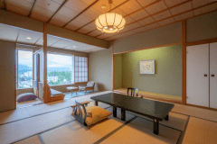 【東館12.5畳】お天気によっては朝焼けに染まる大山を眺めることができます