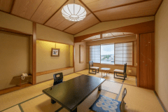 【純和風客室 南館8畳】お部屋からは中庭を眺めることができます。夜には幻想的なライトアップも。