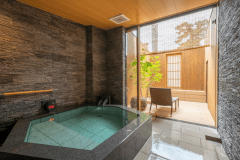 【貸切風呂更紗の湯】貸切風呂は2種類。天然温泉かけ流しです。