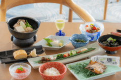 【朝食一例】温かいお味噌汁に季節の炊き合わせ、鰈の一夜干しなど純和風のご朝食です