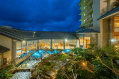 幻想的にライトアップされた＜つくよみの庭＞時間により色が変化します