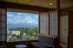 【東館10畳和室】大山を眺めながらゆったりとお過ごし下さい