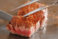 【ステーキハウス蘭】シェフが目の前で豪快に焼き上げ、出来立てをご提供いたします。