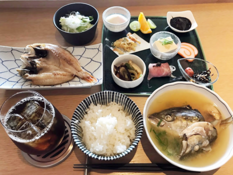 氷見・富山の特産を盛り込んだ漁師飯風の朝食一例です。