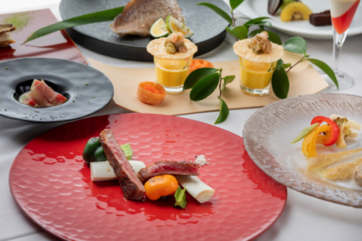 ディナーイメージです。　コースは、前菜２品、スープ、魚料理、肉料理、デザート、パンとコーヒーとなっております。
