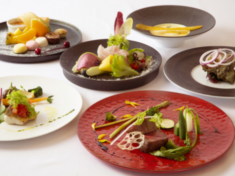 ディナーイメージです。　コースは、前菜２品、スープ、魚料理、肉料理、デザート、パンとコーヒーとなっております。