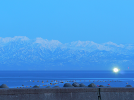 冬の景色：富山湾越しの立山連峰（氷見市）