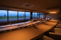 目の前の大きな窓からは、富山湾と立山連峰が見えます。