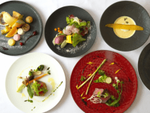 ディナーイメージです。　コースは、前菜２品、スープ、魚料理、肉料理、デザート、パンとコーヒーとなっております。