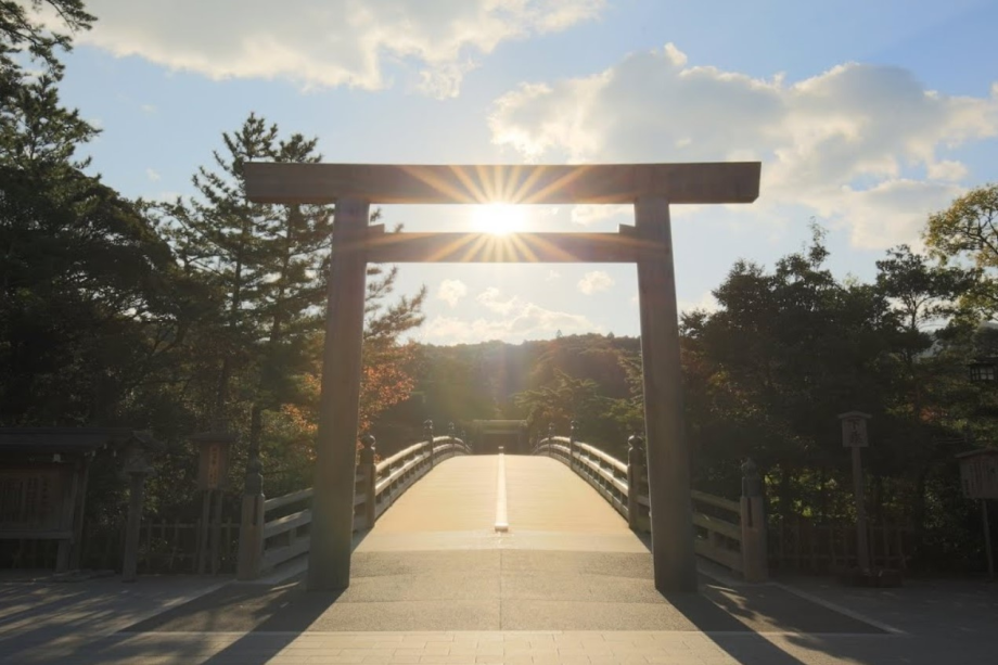 It takes about 15 minutes by car to Ise Grand Shrine. It takes about 15 minutes by car to Ise Grand Shrine.