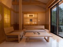 輝くばかりの金色をあしらい、伝統の数奇屋をイメージしております。(客室例【望月】)