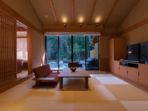 待ち望む月の色、紅のきれいさびが基調です。繊細な美意識が随所に。(客室例【居待月】)