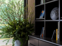 ロビーには伊勢にまつわる書物や近隣のパンフレットなども。書籍を手に、ゆったりとしたひとときをお過ごしください。