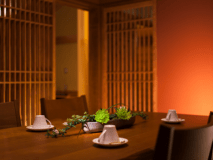 【ダイニング一例】当館は全室完全お部屋食でございます。プライベートな空間でごゆるりとお食事をお楽しみいただけます。