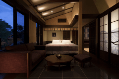 【黄昏月のお部屋】夕空をうつす藤色で描いたきれいさびの世界。和洋が美しく調和する空間です。