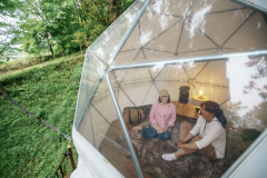 森に浮かぶ「球体テント」