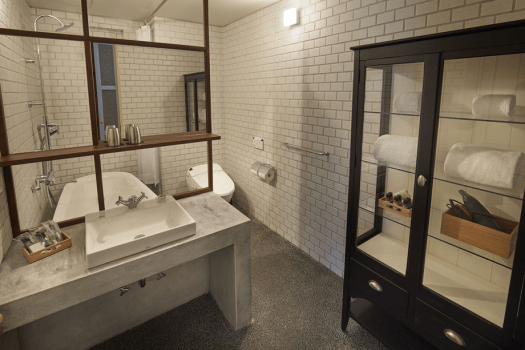 Old building deluxe twin room [bathroom]
