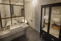Old building deluxe twin room [bathroom]
