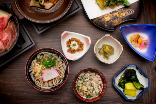 祖谷そばやそば米雑炊、そして名物「でこまわし」、地元の食材にこだわった郷土料理をお召し上がりください。